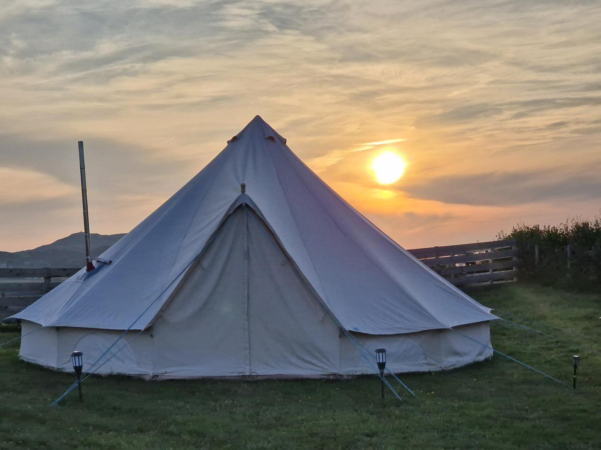 Beautiful 1-Bed Bell Tent In โฮลีเฮด ภายนอก รูปภาพ