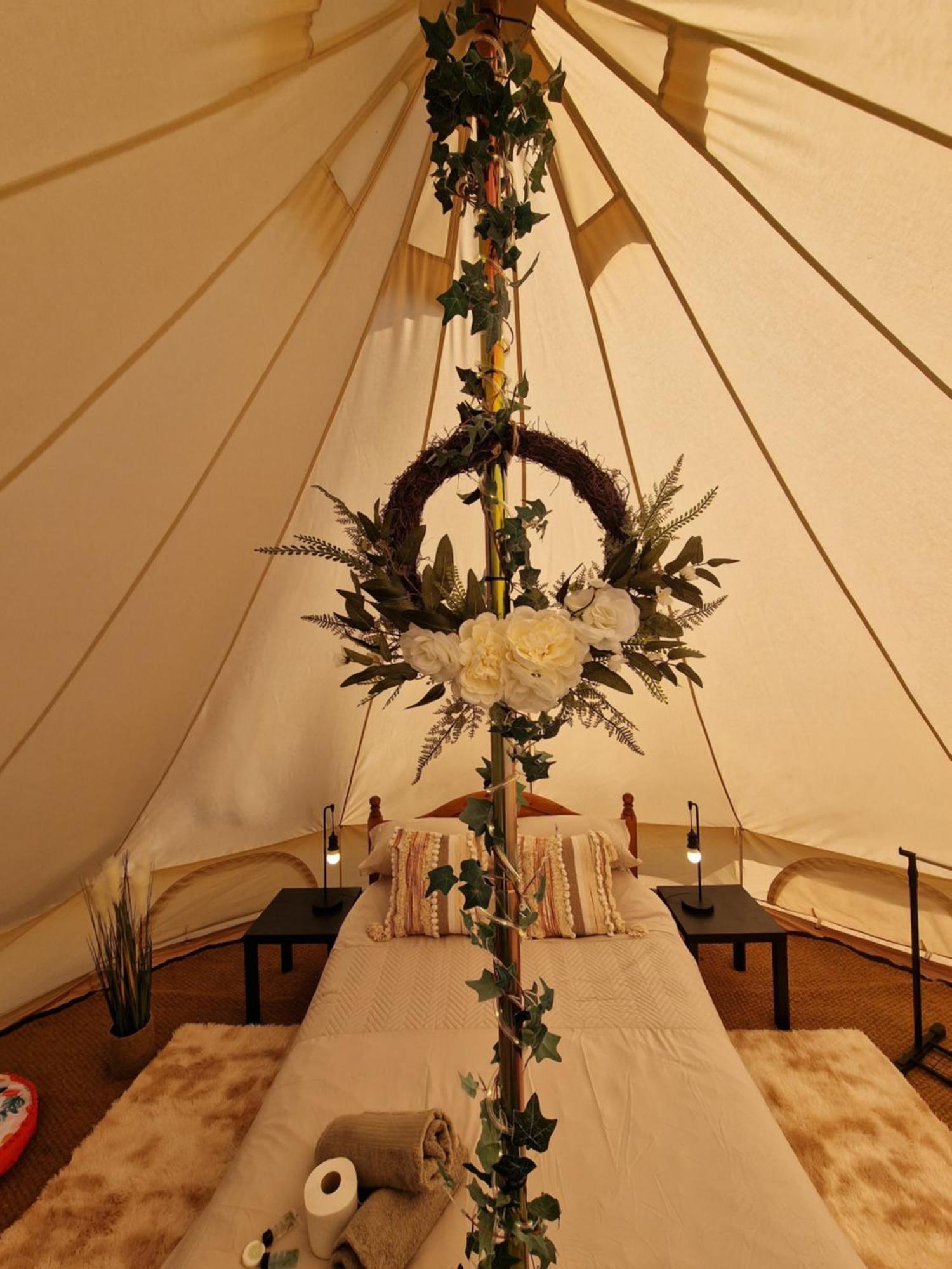 Beautiful 1-Bed Bell Tent In โฮลีเฮด ภายนอก รูปภาพ
