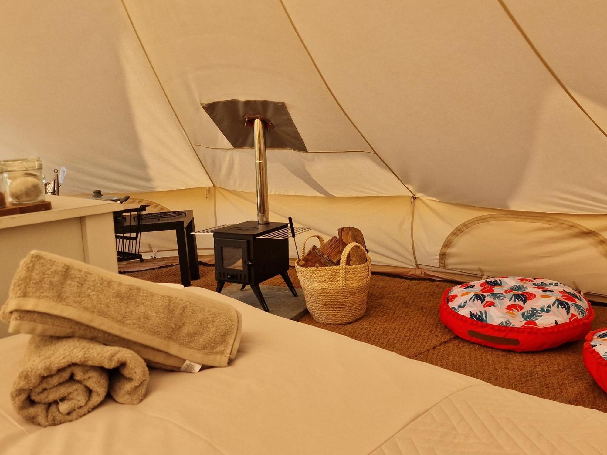 Beautiful 1-Bed Bell Tent In โฮลีเฮด ภายนอก รูปภาพ